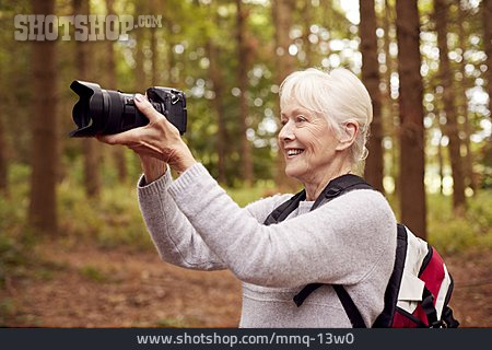 
                Seniorin, Spaziergang, Fotografieren, Hobby                   