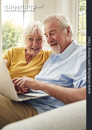 
                Zuhause, überraschung, Online, Seniorenpaar                   