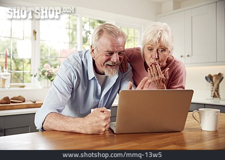 
                Laptop, Kusshand, Seniorenpaar, Videocall                   
