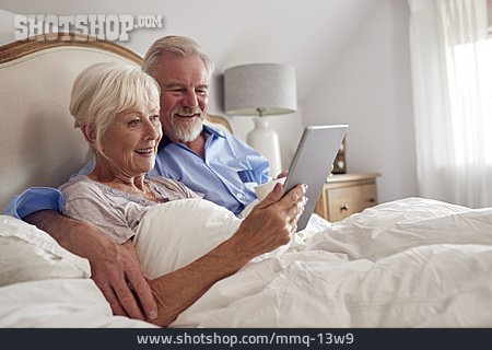
                Bett, Entspannt, Seniorenpaar, Tablet-pc, Streamen                   