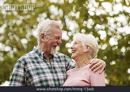 
                Glücklich, Umarmen, Liebe, Verbundenheit, Seniorenpaar                   