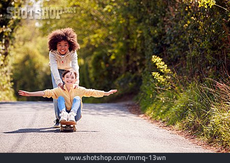 
                Freizeit, Spaß, Kinder, Skateboard, Landstraße                   