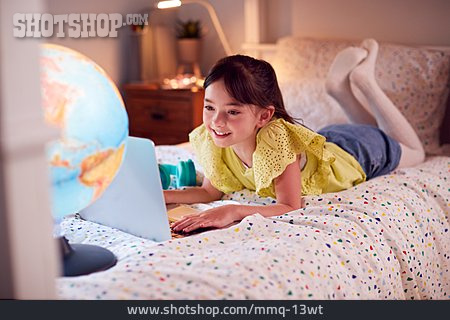 
                Mädchen, Zuhause, Internet, Globus                   