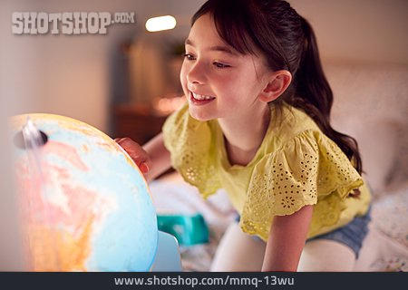 
                Mädchen, Lächeln, Geografie, Entdecken, Globus                   