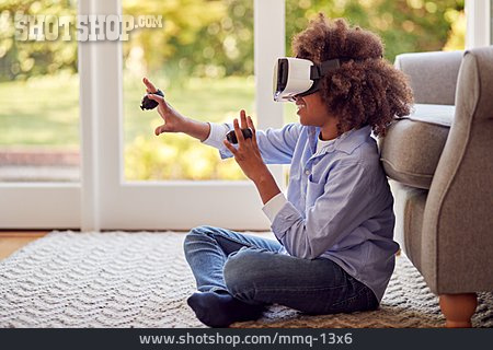 
                Junge, Zuhause, Virtuelle Realität, Head-mounted Display                   