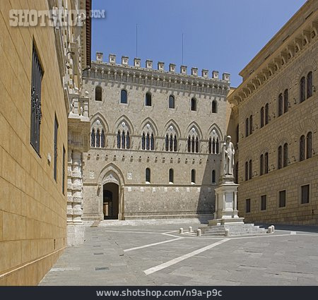
                Siena, Palazzo Salimbeni                   