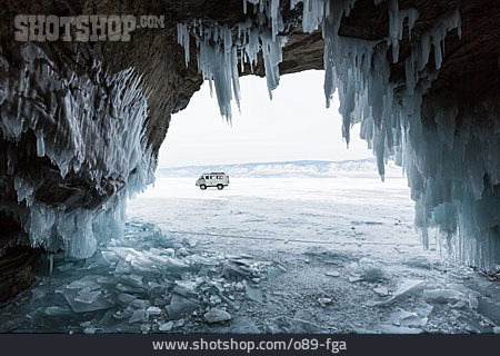 
                Sibirien, Baikalsee, Eishöhle                   