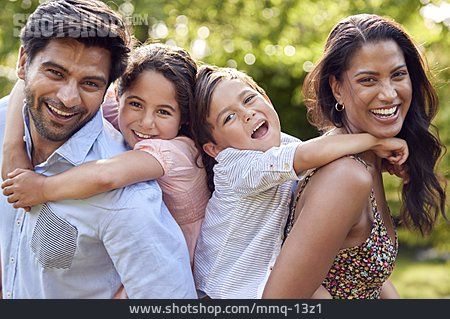 
                Familie, Kinder, Verbundenheit, Familienporträt                   
