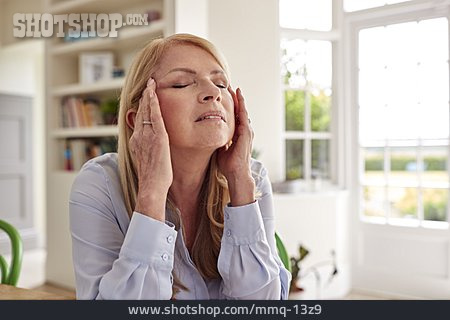 
                Frau, Kopfschmerz, Migräne, Gesichtsmassage                   