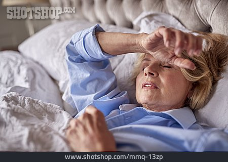 
                Seniorin, Bett, Krank, Kopfschmerzen, Migräne                   