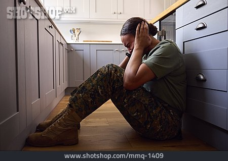 
                Zuhause, Soldatin, Stress, Posttraumatische Belastungsstörung                   