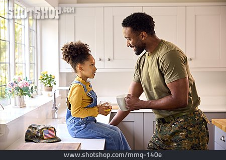 
                Mädchen, Vater, Zuhause, Tochter, Gespräch, Soldat                   
