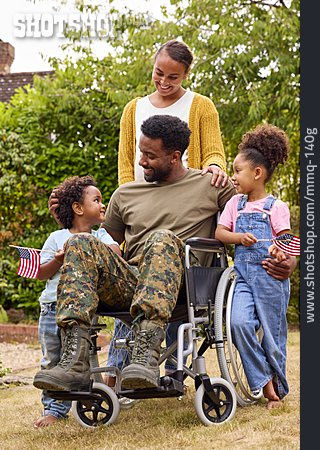 
                Lächeln, Familie, Soldat, Verletzung, Rollstuhl, Heimkehr                   