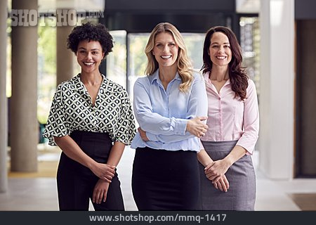 
                Team, Unternehmen, Frauenpower, Kolleginnen, Karrierefrau                   
