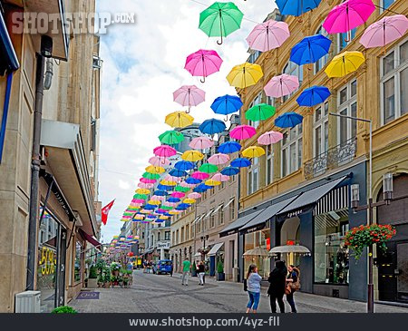 
                Regenschirm, Fußgängerzone, Luxemburg                   
