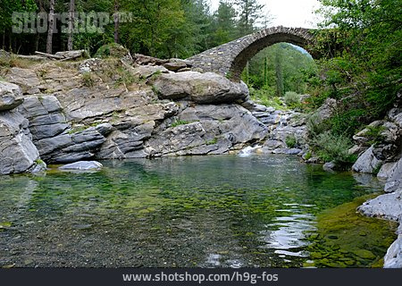 
                Fluss, Steinbrücke, Ligurien                   