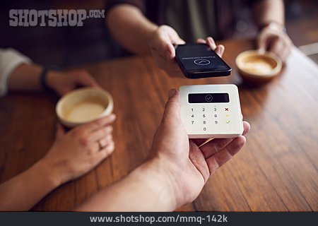 
                Bezahlen, Bargeldlos, Smartphone, Kartenlesegerät                   