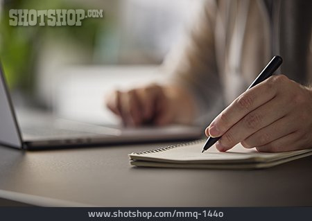 
                Laptop, Schreibtisch, Notizen                   