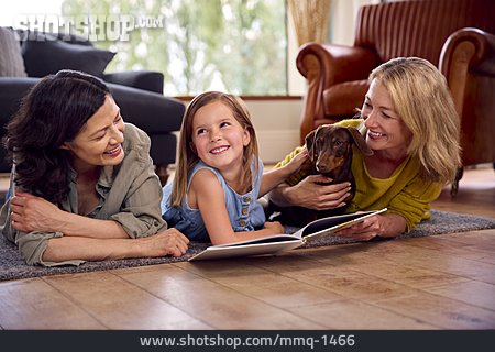 
                Mutter, Lächeln, Buch, Lesen, Tochter                   