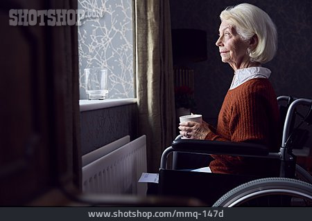 
                Seniorin, Zuhause, Nachdenklich, Rollstuhl                   