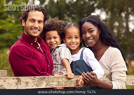 
                Familie, Kinder, Verbundenheit, Multi-ethnisch                   