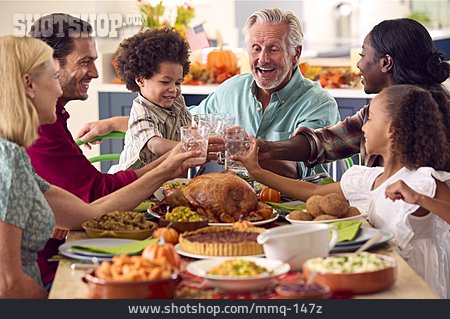 
                Zuhause, Familie, Anstoßen, Großeltern, Festessen, Multi-ethnisch                   