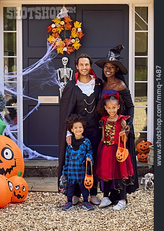 
                Familie, Halloween, Familienporträt, Multi-ethnisch                   