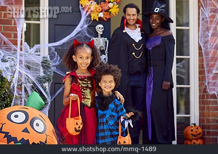 
                Familie, Kinder, Halloween, Verkleidet                   