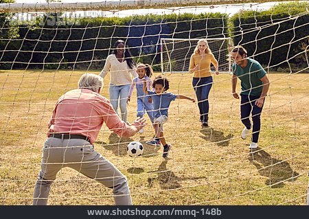 
                Fußball, Spielen, Familie, Torschuss, Generationen, Multi-ethnisch                   