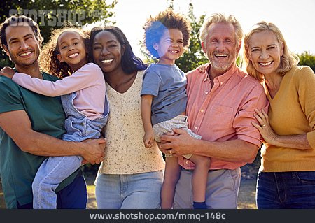 
                Eltern, Familie, Generationen, Großeltern, Familienporträt, Multi-ethnisch                   