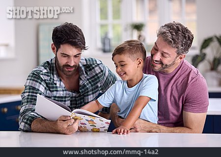 
                Familie, Sohn, Vorlesen, Homosexuell                   