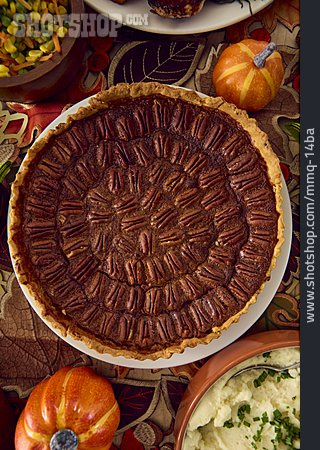 
                Cake, Thanksgiving, Pecan, Pumpkin Pie                   