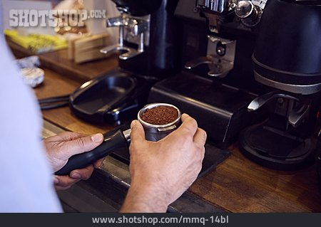 
                Zubereitung, Kaffeemaschine, Kaffeepulver, Barista                   