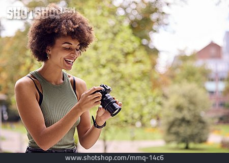
                Junge Frau, Lächeln, Fotografieren, Hobby, Fotokamera                   
