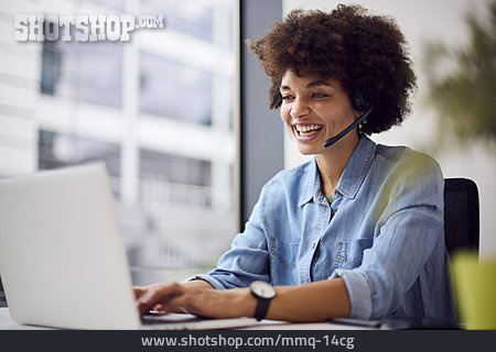 
                Lächeln, Schreibtisch, Kundenservice, Hotline, Kundenberaterin                   