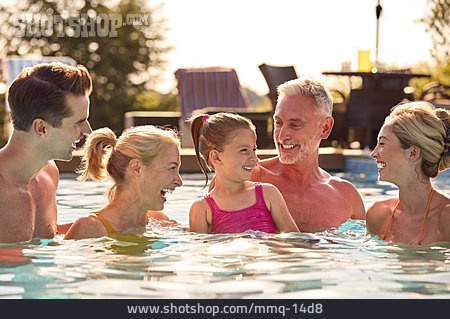 
                Eltern, Glücklich, Sommer, Pool, Familie, Großeltern, Sommerurlaub                   