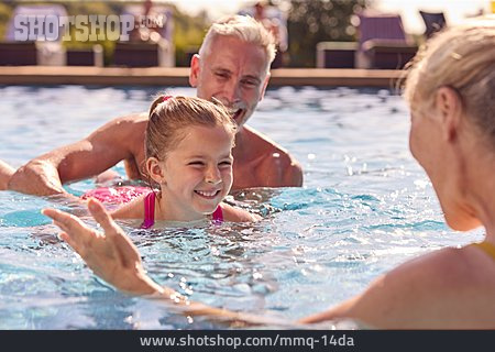 
                Mädchen, Sommer, Schwimmen, Pool, Kindheit, Lernen, Großeltern                   