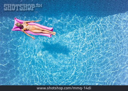 
                Junge Frau, Pool, Schwimmbad, Treiben, Luftmatratze, Sommerurlaub                   