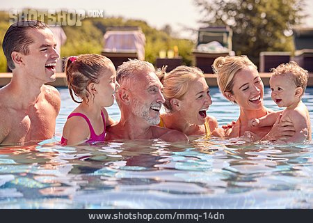 
                Eltern, Glücklich, Sommer, Spaß, Pool, Baden, Kinder, Generationen, Großeltern, Sommerurlaub                   