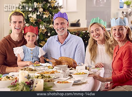 
                Familie, Festlich, Großeltern, Weihnachtsessen, Gruppenbild, Papierkrone                   
