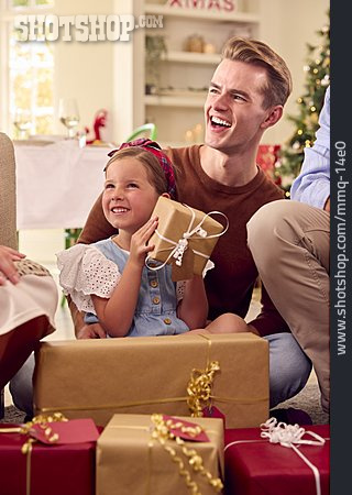 
                Vater, überraschung, Vorfreude, Tochter, Bescherung, Weihnachtsgeschenk                   