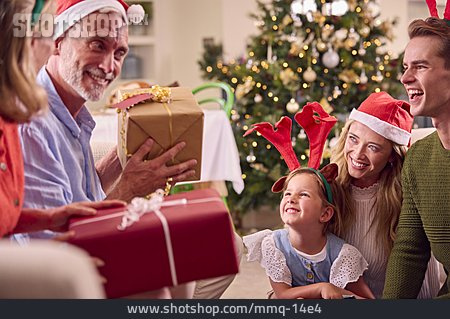 
                Weihnachten, Bescherung, Schütteln, Großeltern, Weihnachtsgeschenk                   