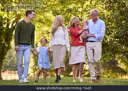 
                Lächeln, Spaziergang, Familie, Hand In Hand, Verbundenheit, Generationen, Großeltern                   