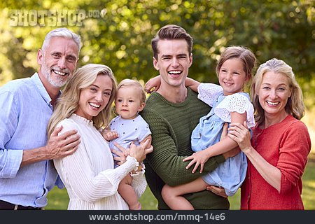 
                Lächeln, Glücklich, Familie, Generationen, Großeltern, Familienporträt                   