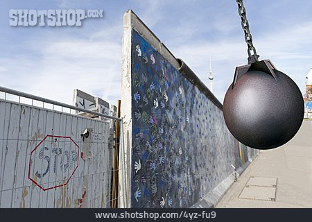 
                Berliner Mauer, Abbruch, Abrissbirne                   