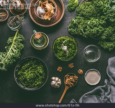 
                Knoblauch, Zubereitung, Walnuss, Grünkohl, Einmachglas, Pesto, Vegan                   