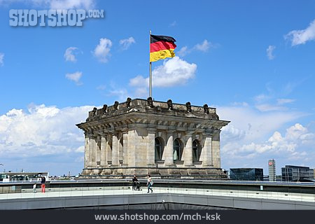 
                Deutschlandfahne, Aussichtsplattform, Reichstagsgebäude                   