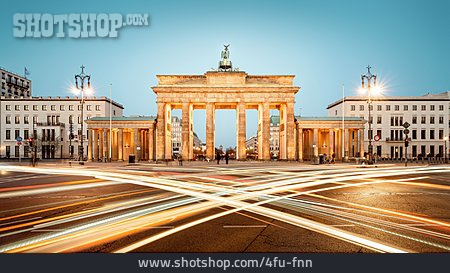 
                Berlin, Brandenburger Tor, Lichtspur                   