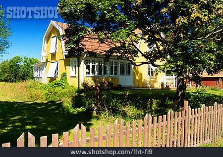 
                Garten, Holzhaus, Schweden                   