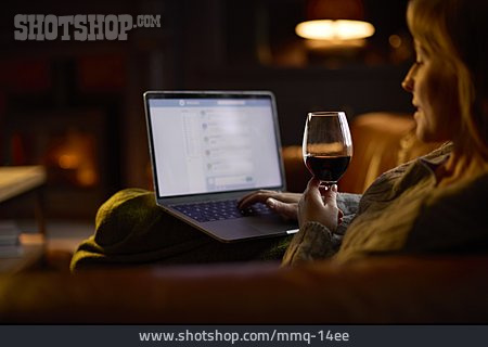 
                Sofa, Weinglas, Entspannt, Online, Chatten                   